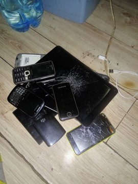 zniszńoczone telefony i tablet
