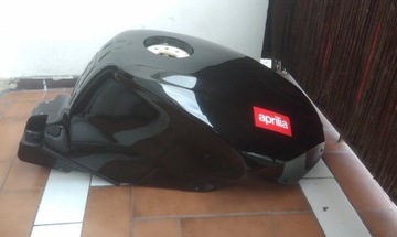 Aprilia RSV 1000 R , Tuono zbiornik paliwa