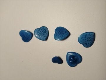 Guziki niebieskie serca kamień 6 sztuk