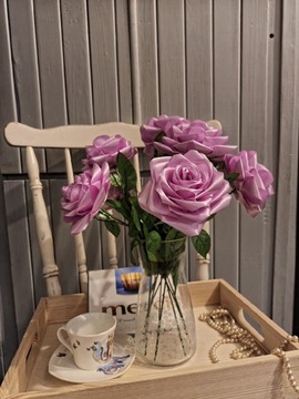 Dekoracyjne róże ze wstążki satynowej