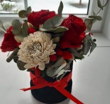 Flower box z wiecznych róż, sholi i suszonych rośl