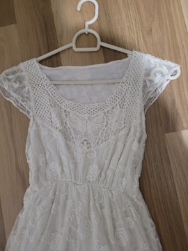 Biała sukienka z gipiurą 