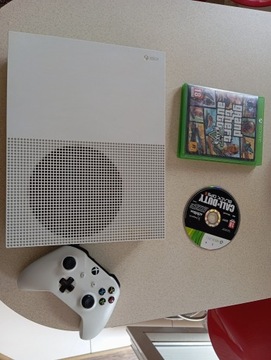 Xbox One S 1 TB + pad + gry 