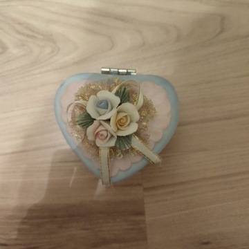 Porcelanowa szkatułka serduszko z kwiatami