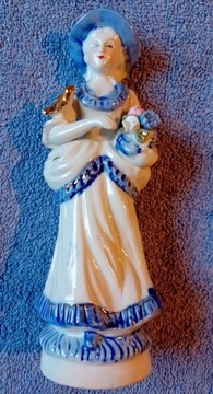 Porcelanowa figurka - dziewczyna z bukietem 