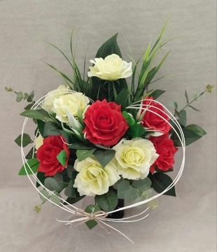 Kompozycja kwiatowa do wazonu  na grób serce róże 