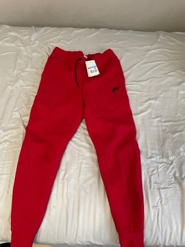 Spodnie dresowe Nike tech fleece czerwone M