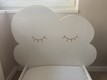 Łóżko z zagłówkiem w kształcie chmurki 