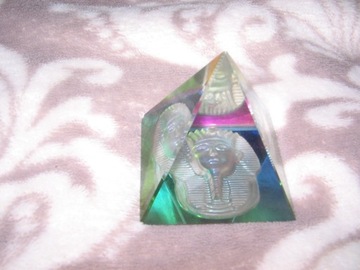 figurka szklana piramida