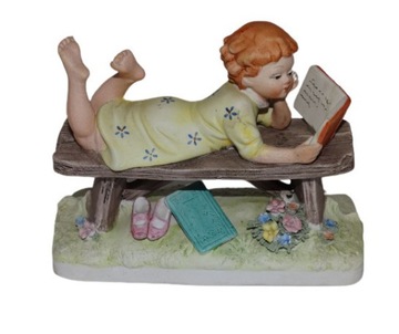 Figurka Dziewczynka Czytająca Książkę Biskwit