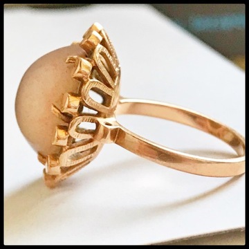 Złoty pierścionek z różowym kwarcem