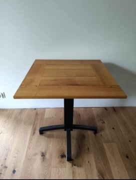 Piękny prosty drewniany stół
