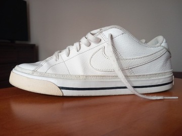 Białe buty nike court legacy