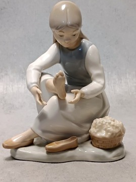 LLADRO seria NAO #105G/M "Chwila odpoczynku" 