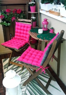 Ikea meble mały balkon poduchy stół krzesła dywan