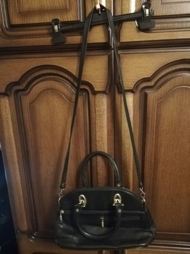 Elegancka, czarna skórzana damska torebka.