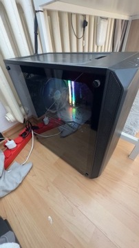 komputer gamingowy z monitorem