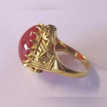 Złoty pierścionek z kamieniem naturalnym