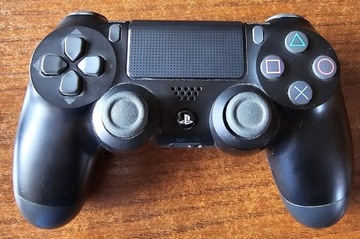 Pad PS4 oryginalny, bardzo ładny stan z defektem