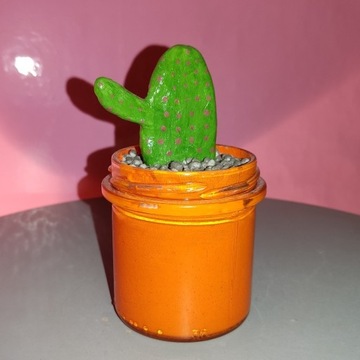 Sztuczny kaktus z glinki w kolorowym słoiczku