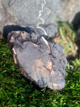 Czarny kamień z przerostem kwarcu 14x9 cm