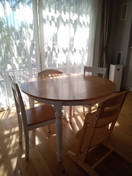 Okrągły biały stół z fornirowanym blatem dębowym