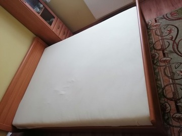 Łóżko sypialniane z materacem I stelażem