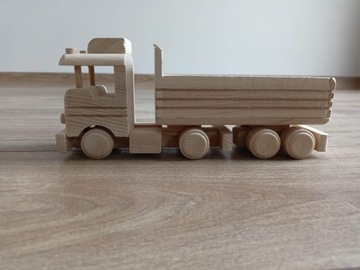 Drewniana zabawka samochodzik 