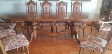 Duży drewniany, rzeźbiony stół z 10 krzesłami. 