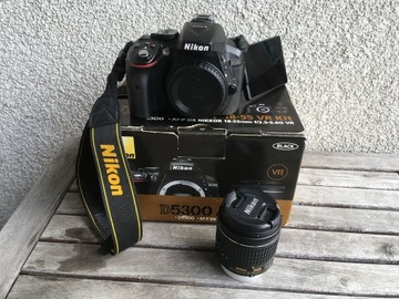 Nikon D5300 + obiektyw AF-P DX Nikkor 18-55mm - niski przebieg
