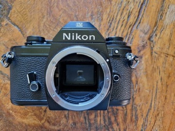 Aparat analogowy Nikon EM body