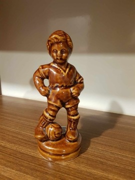 PRL-owska ceramika - kamionkowa figurka chłopca