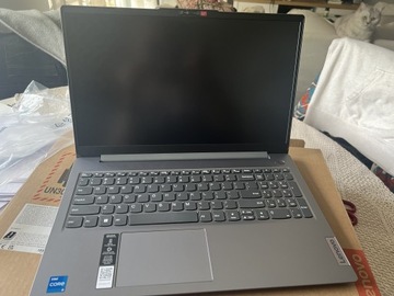 Laptop Lenovo IdeaPad Slim 3 15IAH8 15,6" i5