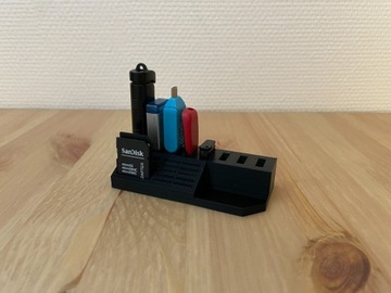 Stojak na karty pamięci MicroSD oraz pendrive