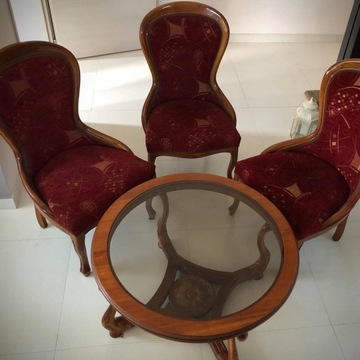 stylowy stolik kawowy i 3 krzesła tapicerowane