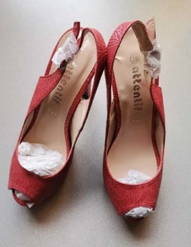 nowe sandały na obcasie czerwone