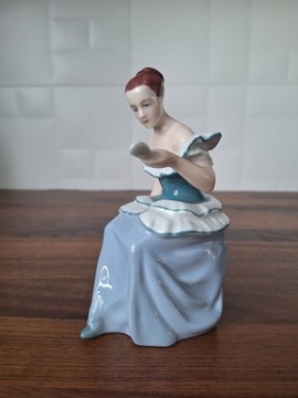 FIGURKA PORCELANA ROYAL DUX KOBIETA Z LUSTREM