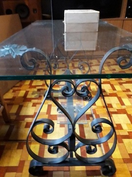 Szklany stolik z podstawą z kutego żelaza DIY 
