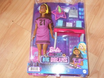 Lalka Barbie ciemnoskóra z konsolą i głośnikami