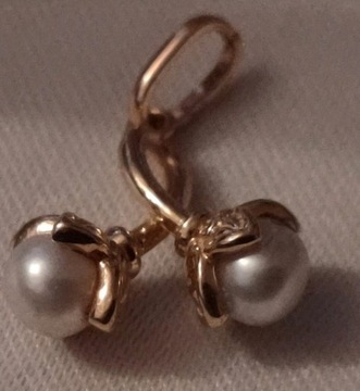 Złoty wisiorek (zawieszka) z perłami