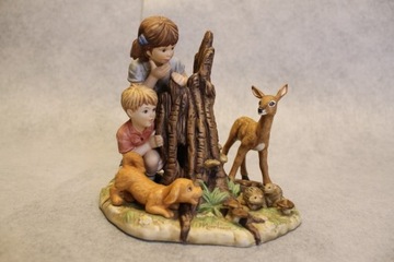 Goebel Martine „Martine z bratem i psem w lesie”