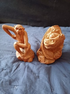 Dwie figurki ręcznie rzeźbione w drewnie 