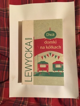 Lewycka, Dwa domki na kółkach