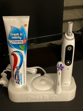 Uchwyt stojak na szczoteczkę Oral-B iO 