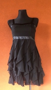 Czarna nowa sukienka w falbany.