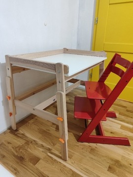 Krzesełko Stokke Tripp Trap i Biurko Ikea Flisat 