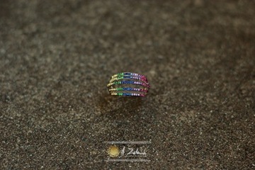 Szeroki pierścionek z kolorowymi oczkami. Srebro