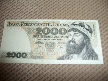 Banknot widoczny na zdjęciu 2000 zł 1982 rok