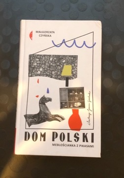 Dom polski. Meblościanka z pikasami