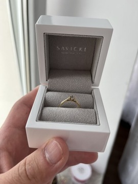 Piękny klasyczny pierścionek firmy Sawicki